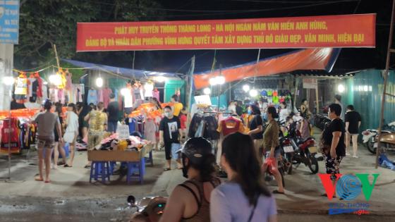 Toàn cảnh con phố Đông Thiên nhộn nhịp ở Vĩnh Hưng Hoàng Mai Hà Nội với nhiều cửa hàng và người qua lại